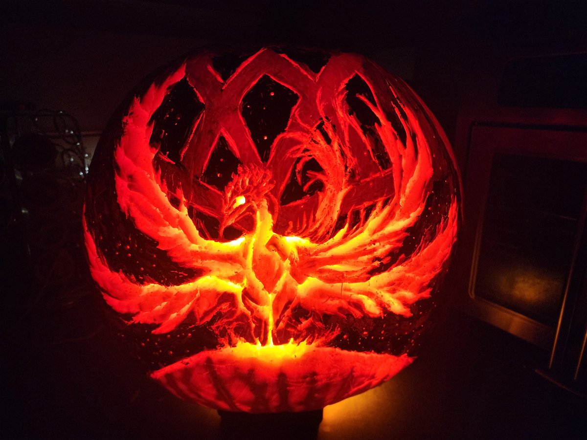 DDRDwayne's tweet image. My 鳳 pumpkin carving!