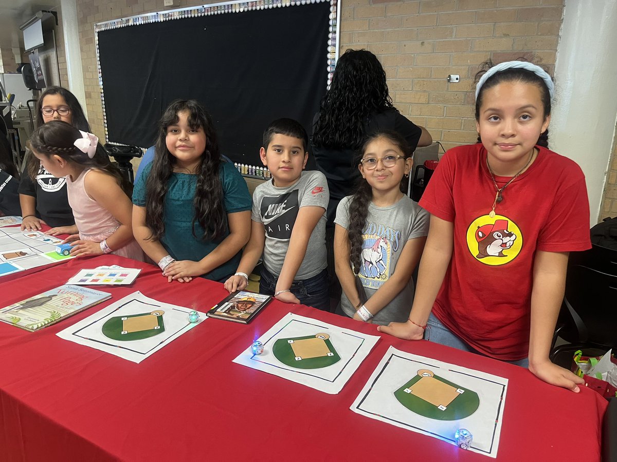 RubideHoyos1's tweet image. Kiddos from @NISDVillarreal_ explained how they use #CodeandGo Colby, @Ozobot and @makeymakey to learn coding and programming. Fun times at the Career & Engaged Learners Expo @NISDHolmes