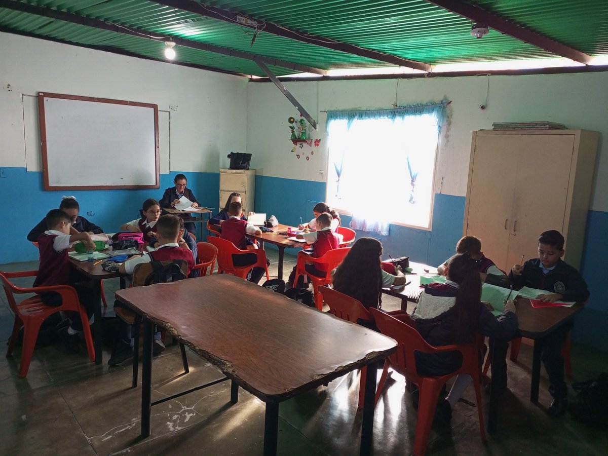 Bienvenida a los niños y niñas del 5 grado A del Colegio Sagrado Corazón de Jesús, cada grupo en su aula - taller con su docente, bendiciones y éxitos mis niños. La Grita municipio Jáuregui Estado Táchira.