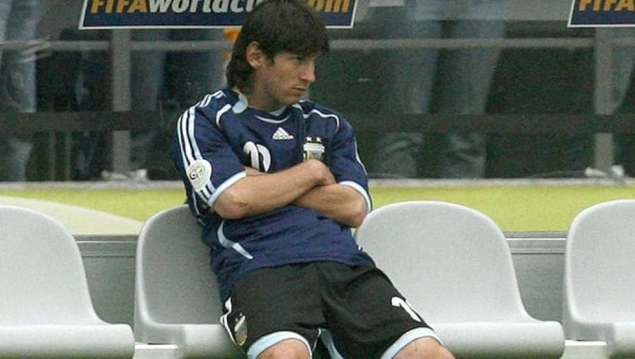 Mastantuono viendo como la pierden Nacho y Fonseca