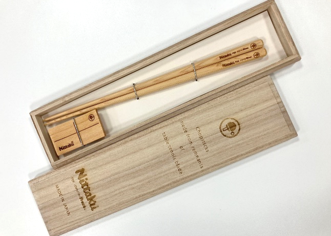 moretrees_JP's tweet photo. 【樹齢250年の廃棄物にあらたな道を。４社のラリーで生まれた卓球ラケット端材の��生🏓】

木製ラケットの製造過程で出る #端材 をお箸・箸置きのセットとして 再生し、#森林保全 にもつなげる取り組みが実現しました🥢 

詳しくは👉https://t.co/DPdiWb3pOW

#端材アップサイクル #木材利用 https://t.co/0XuFKfljnf