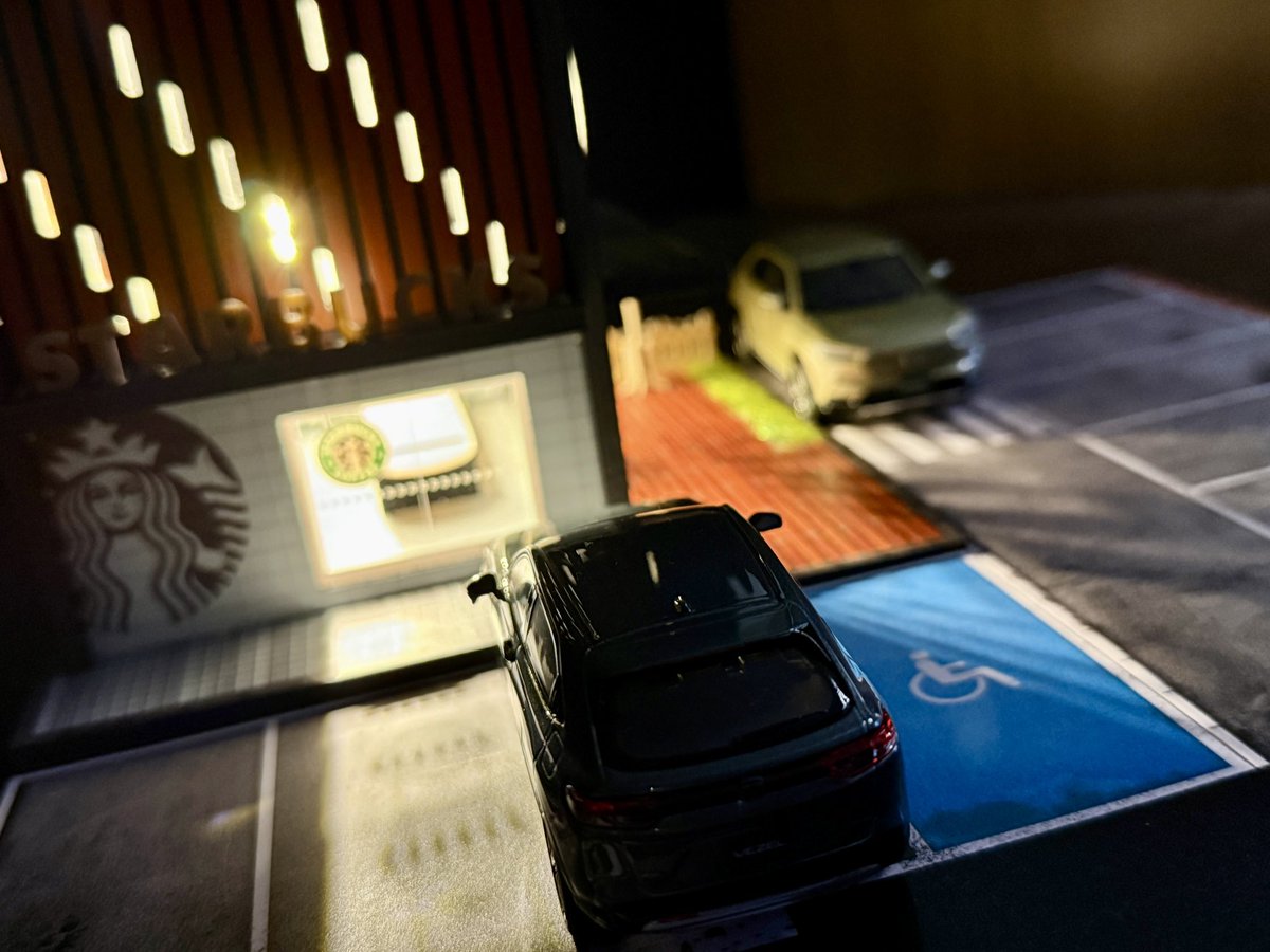 OyaG_CarLife's tweet photo. 前回に引き続きG-FANSですが、スタバが届いたので妄想スタバオフ会。

こちらもトミカなど1/64スケール向けです。
ガレージと違い建物系は1/43だと無理あるかも…
でも雰囲気は良いと思います。
もう一つ建物系並べて撮影してみたい📸

#ヴェゼルミニカー部 #トミカ #GFANS https://t.co/gItWtGkfkl