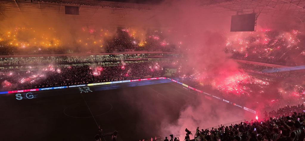 Arcebispo13's tweet image. Tem de ser muito &quot;leite com pera&quot;, tem de ser muito &quot;enzo&quot; para ser contra sinalizadores e toda essa FESTA DESCOMUNAL num estádio de futebol 

PARABÉNS @Raiz1908_ e envolvidos.

NÃO AO FUTEBOL MODERNO

@Atletico @ArenaMRV