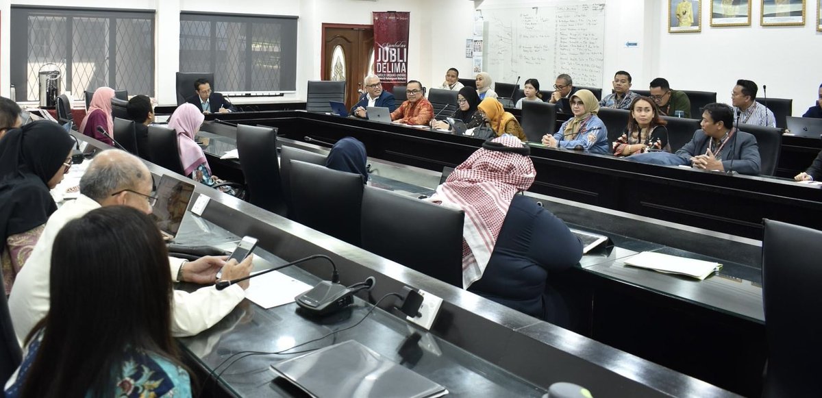 alghamdiedu's tweet photo. Honored to receive the Best Paper Award at ICC 2024, organized by Brawijaya &amp; UKM, for my paper on the right to work in Saudi Arabia and #Vision2030.

Proud that it offered insights on sustainable development, decent work, and #Vision2030 ’s role in reforms. https://t.co/Jc7pDk7Se6