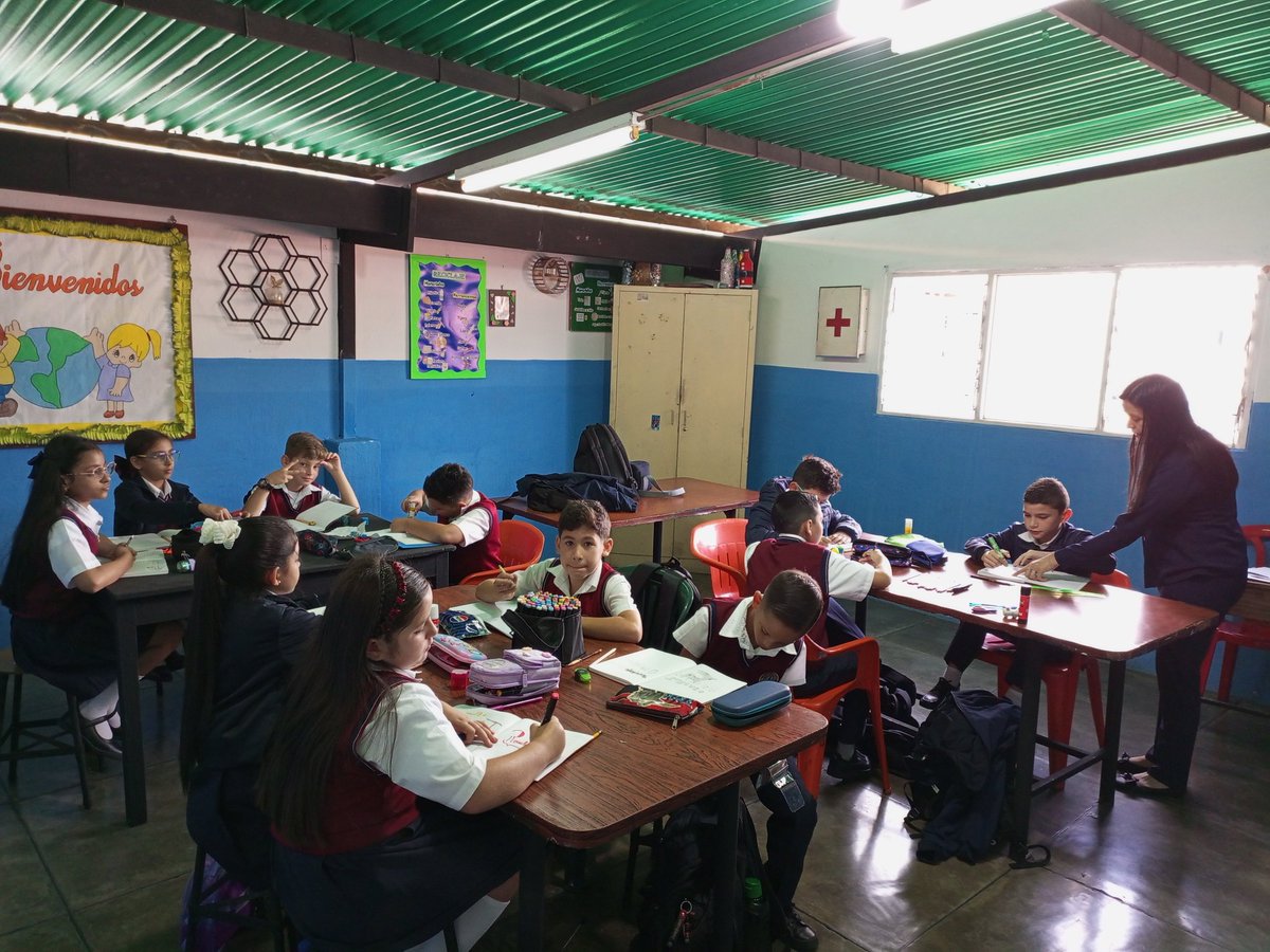 Bienvenida a los estudiantes del 5 grado B del Colegio Sagrado Corazón de Jesús, cada grupo en su aula - taller con su docente, bendiciones y éxitos mis niños y niñas. La Grita municipio Jáuregui Estado Táchira.