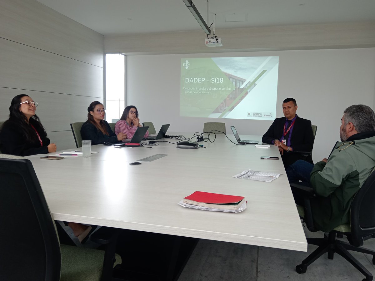 MiEspacioesBog's tweet photo. Hoy se cumplió con una importante reunión con el operador #SI18 para intervenir zonas de impacto de sus patios talleres en Engativá y Suba.

#SomosDefensoresdelEspacioPúblico 💛❤️ https://t.co/TkOEpIqB5Y