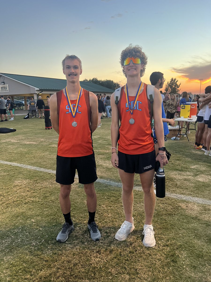 Congratulations to Jonathan Lewis for placing 2nd and Jon Graves for placing 9th at Westview’s Cross County Meet tonight! Next stop, Regionals next week! 💙🧡#HornetsXC