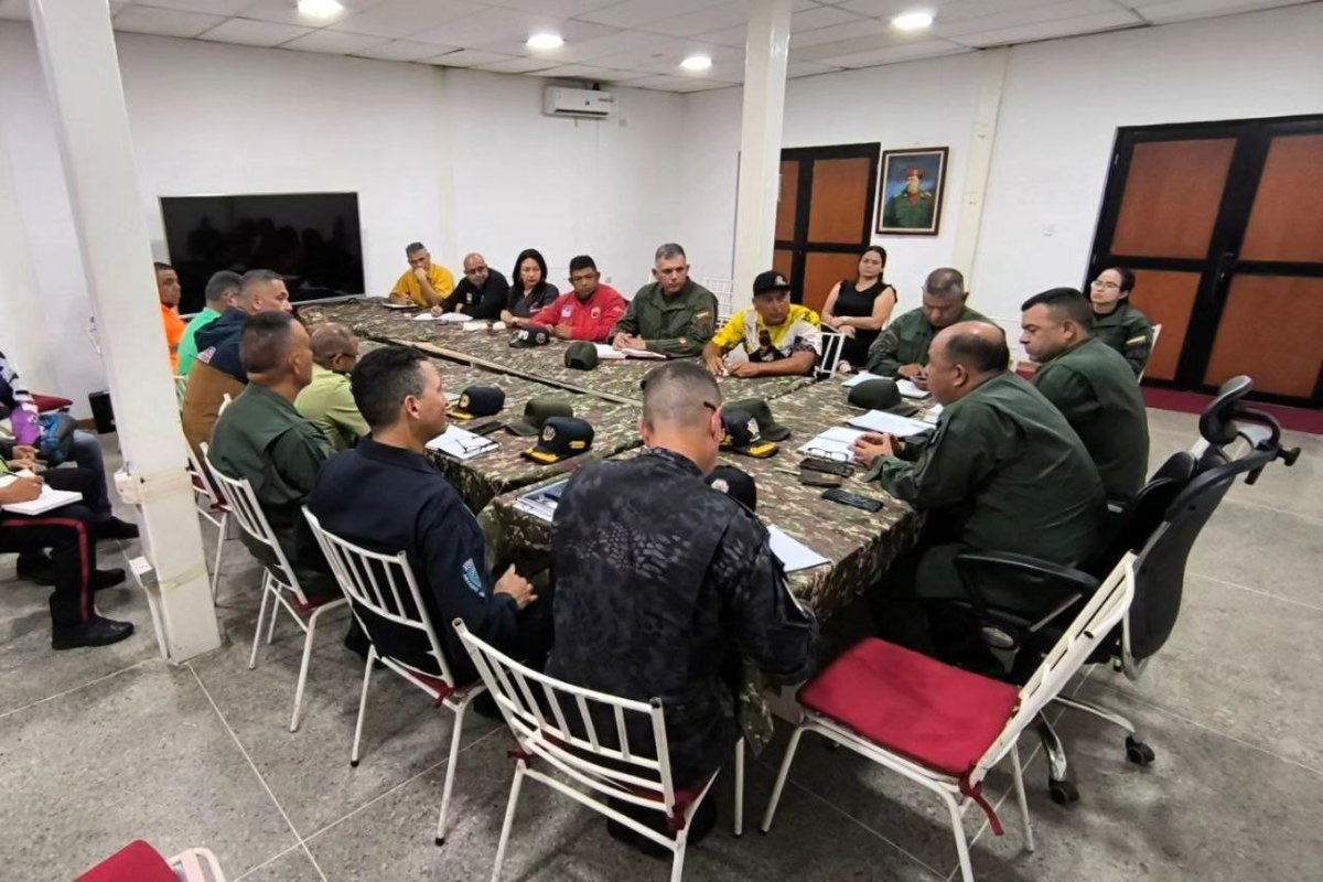 #ENTÉRATE || El GD. Pablo Ernesto Lizano Colmenter Cmdte de la ZODI-32 Barinas, efectuó runión con las organizaciones de motorizados del Estado Barinas con el fin de dar los lineamientos para el buen desenvolvimiento de las actividades que se realizan en el Territorio.
