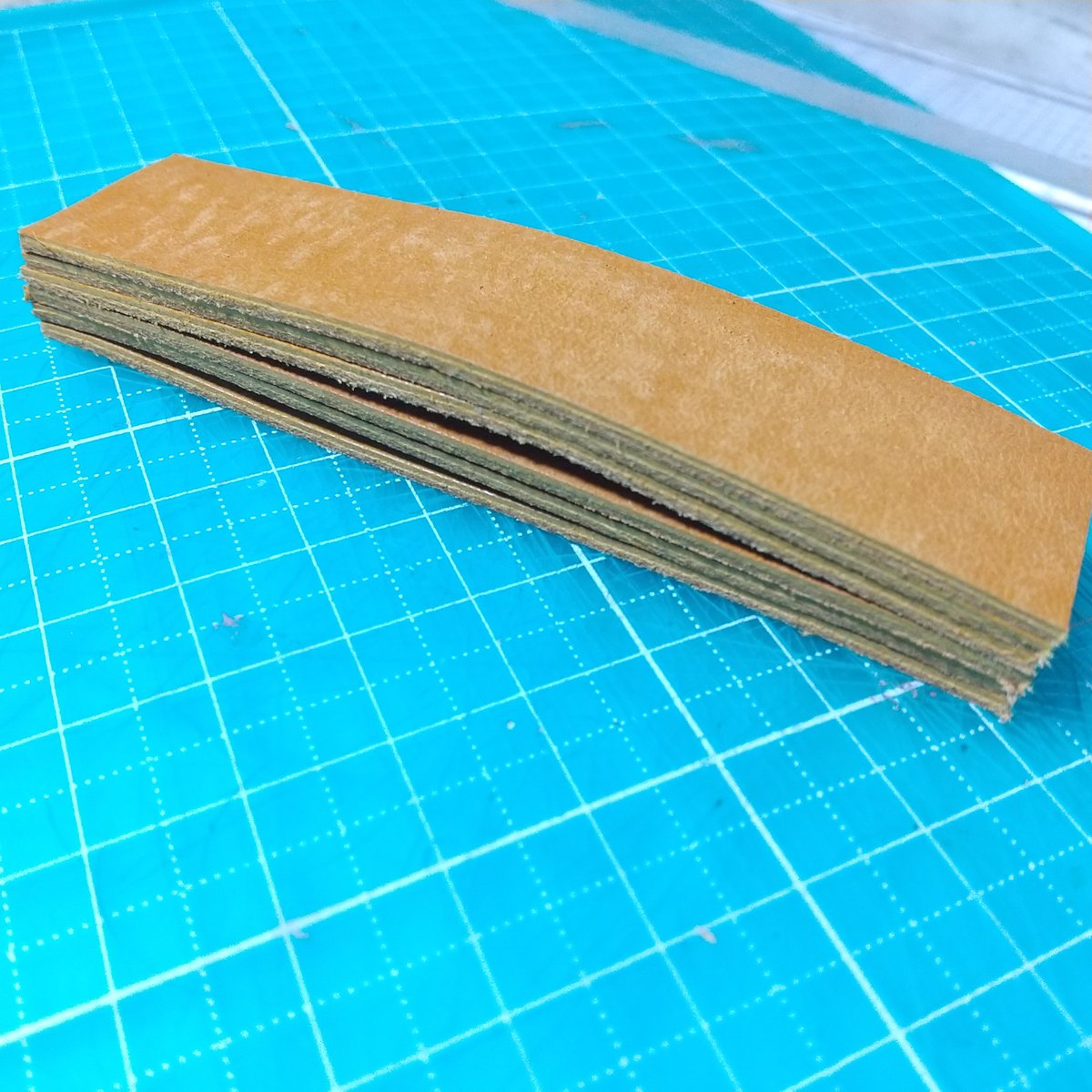 nakagawakobo01's tweet photo. 量産に向けて制作
小さなパーツでも正確に荒断ち、裁断しないとズレてきます
まあ抜き型があれば難しくなくビシッと決まるんですが、そこらへんは追々と
#レザークラフト #マヤベリー #giallo
#japan #IIponte #mayaberry https://t.co/vRx11LZ6rj