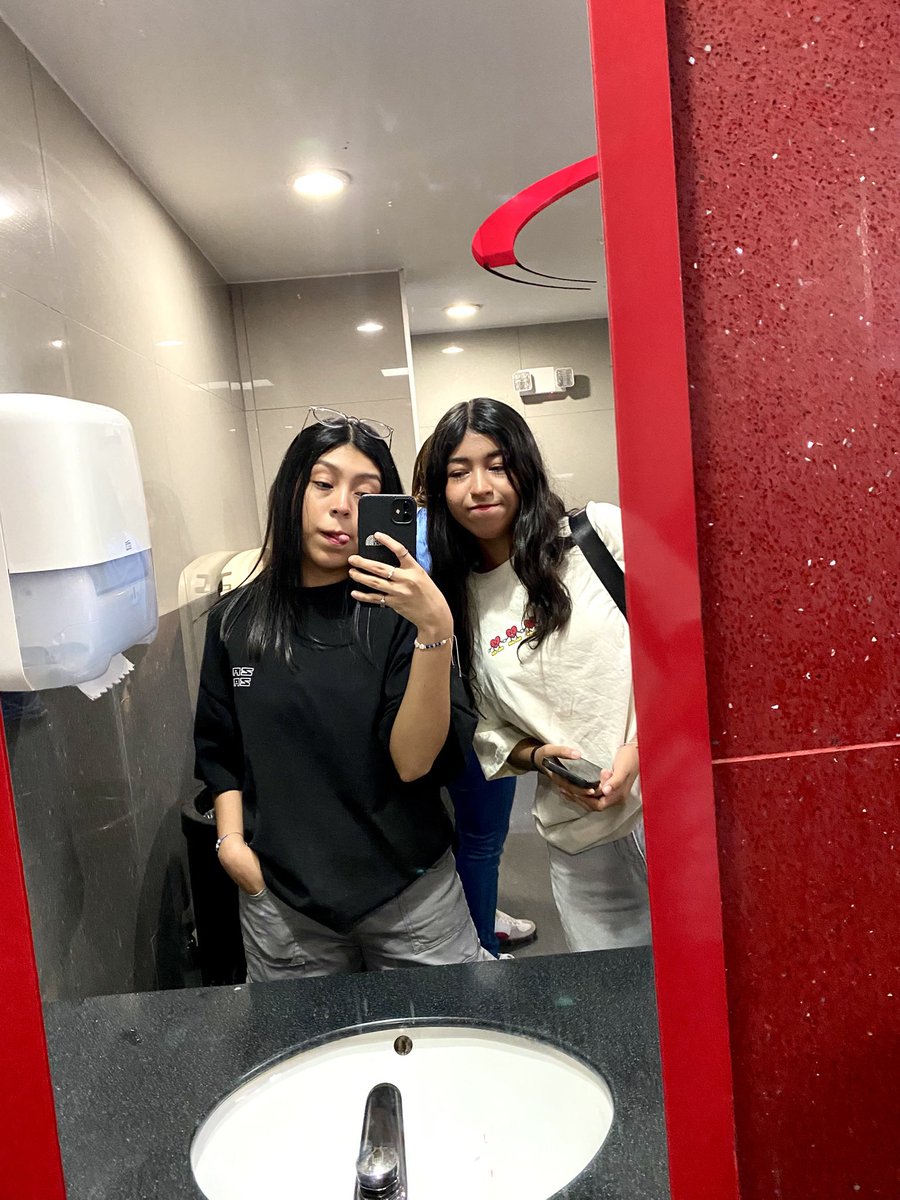 pieceoftomendes's tweet photo. No encontré las palabras pa escribir y para no hacer mi versículo de biblia grabé un poco de mi opinión + cómo viví #ElCuartoRound aunq tmb recorté lo mucho que lloré JAJAJA😭❤️‍🩹 si, en el baño cagando @elmarianaa https://t.co/av4eIRGYVR