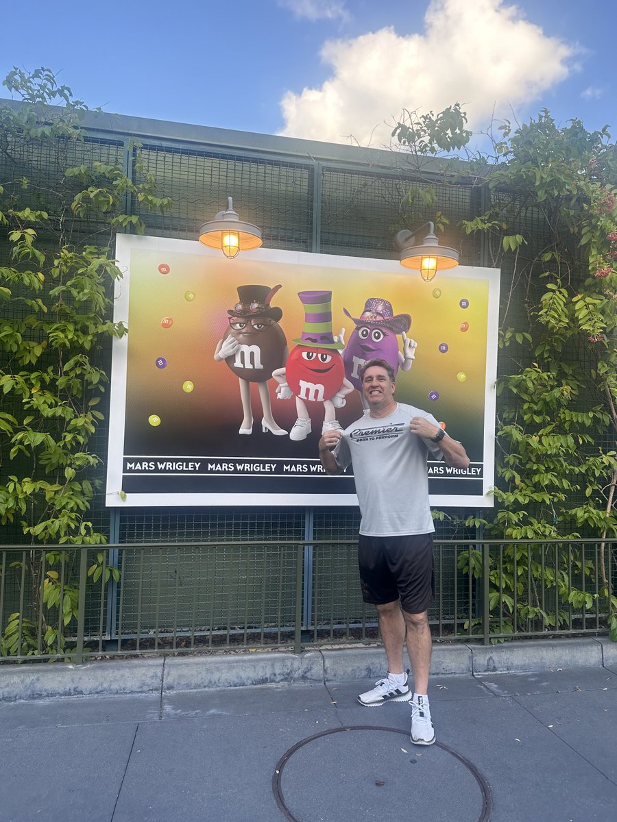 Hangin with some good friends at Disney today !!! ⁦<a href="/mmschocolate/">M&M’S</a>⁩