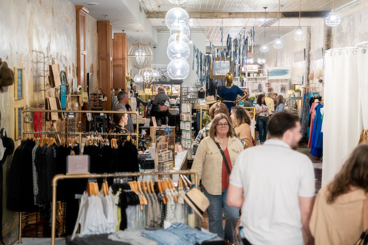 🎄 Holiday shopping season is almost here! 🎁 Which local shop is your go-to for finding the perfect gifts? 🛍️✨