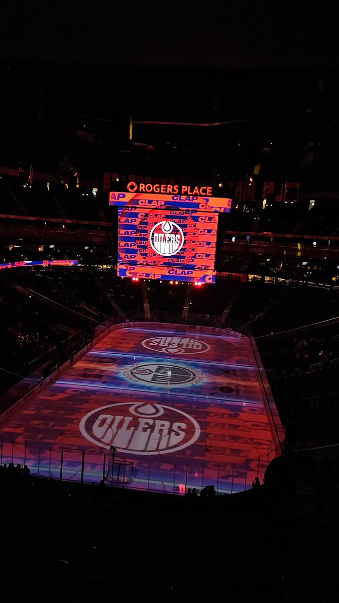 BMW_21's tweet photo. First game of the season, LETS GO OILERS 🧡💙 #edmontonoilers #LetsGoOilers https://t.co/5s202rtHh5