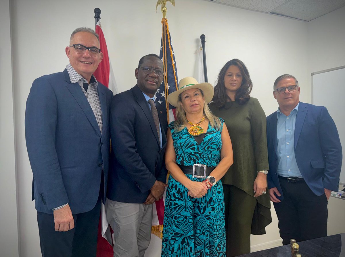 CrisObamaO's tweet photo. En Florida, estamos trabajando 🇬🇶 para que nuestro pais se conozca mejor. Hemos reunido con las autoridades de Miami y con la corporacion medica #Cruz Verde interesados en establacerse en Malabo para apoyar a Equatorial Guinea 🇬🇶 y Africa 🌍 en materia de salud. https://t.co/1riCf272U1