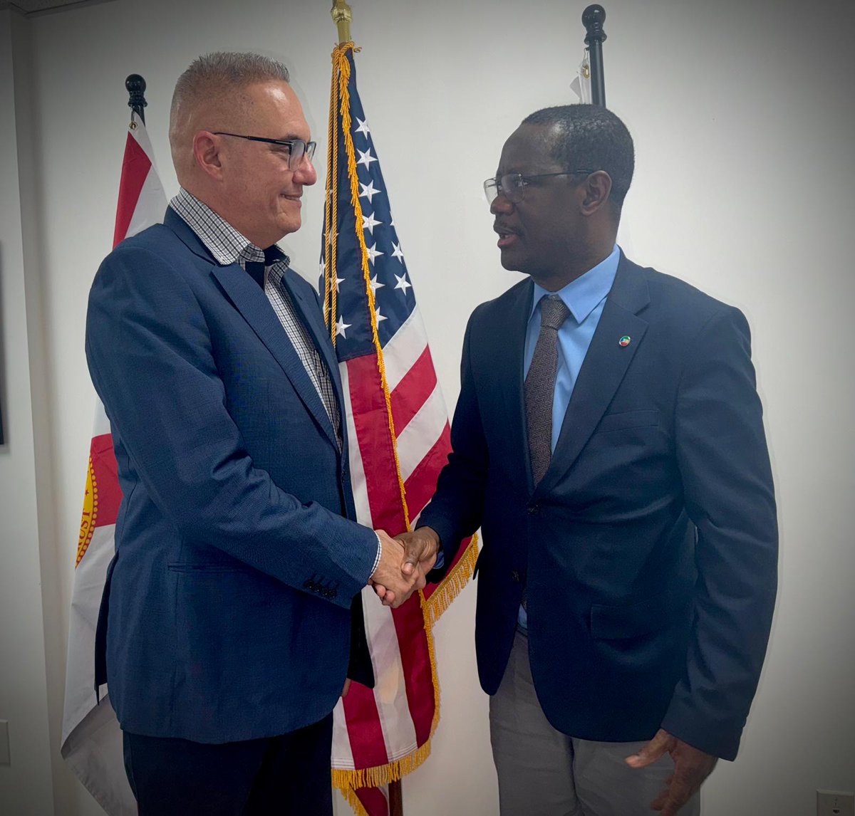 CrisObamaO's tweet photo. En Florida, estamos trabajando 🇬🇶 para que nuestro pais se conozca mejor. Hemos reunido con las autoridades de Miami y con la corporacion medica #Cruz Verde interesados en establacerse en Malabo para apoyar a Equatorial Guinea 🇬🇶 y Africa 🌍 en materia de salud. https://t.co/1riCf272U1