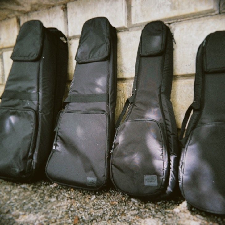 trtakai's tweet photo. tkitki #AIRCASE
新たなサイズが追加されて本日より発売開始です。
■SC…ソプラノ~コンサートサイズ用 ¥13,200
■CT…コンサート~テナーサイズ用 ¥15,400
▼NEWSERIES▼
■TB…テナー~バリトンサイズ用 ¥17,600
■TBW…テナー~バリトンサイズ二本用 ¥22,000
元々クッション極厚だからこそケース内でウクレレの隙間を最小限に設計したエアーケース。大半のウクレレは収納できるものの一部ロングヘッドサイズなど収納できずに使用できなかった方も入らっしゃったと思います。
今回新たに発売となりましたこの『テナーバリトン』サイズではしっかり余裕をもって収納できるはずです。
また、背負った際のエアー感はそのままで非常に軽く肩の軽減にも成功しております。
そしてサイズが大きくなるともう一つメリットが。
「前ポケット収納ですね」楽譜やA4サイズはすっぽり入るし一泊二日の旅行の着替え(ギリギリいけるか)などなど収納物は無限大。大きいサイズは大きいサイズのメリットも最大限に使用したいと思い今回の仕様にいたしました。
そして、ウクレレヘビー持ち出しの皆様へ朗報です。
このサイズで2本収納できるW(ダブル)ケースが完成いたしました。是非とも全国各地のAIRCASE取り扱い楽器店にて触れて触って背負ってください。
きっとあなたのウクレレを持ち運びたくなると思います。
#tktiki #AIRCASE #ティキティキ #エアーケース
#TR #ukulelecase #Ukulele #mandolin #mandolincase
▼▼▼商品概要HP▼▼▼
https://t.co/wP7qblkpoI
▲▲▲▲▲▲▲▲▲▲▲▲