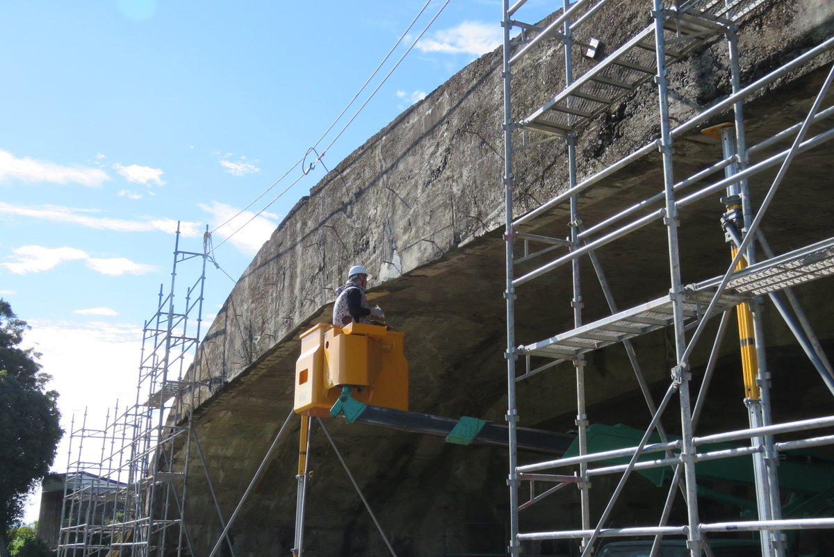 掩体壕の様子をお知らせします。
現在、長年風雨にさらされた外壁のひび割れを補修し、基礎杭貫入など補強工事を行っています。 
令和7年度の一般公開に向け、掩体壕の保存工事は順調に進んでいます。