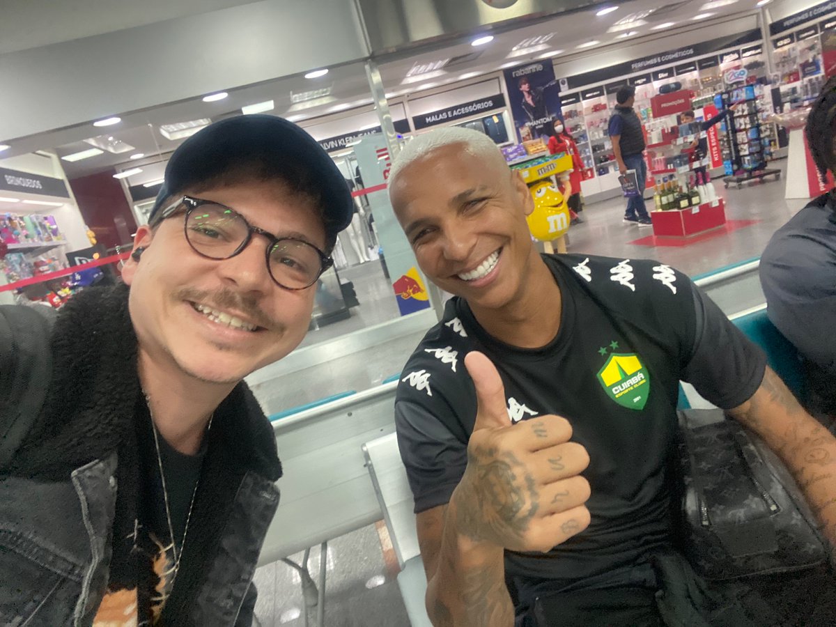 Encontrei o Deyverson dia 4 de agosto no aeroporto de salvador e falei pra ele “vc é craque, jogue com alegria e confie em Deus que essa temporada ainda pode ser sua!” 

Ele agradeceu e tiramos essa foto. 

o resto é história…