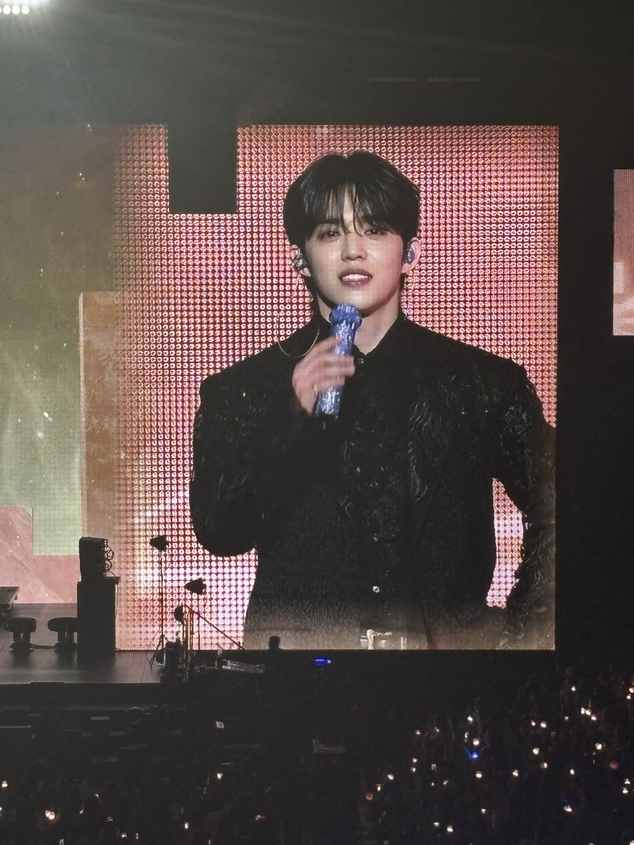 sounds_of_cheol's tweet photo. choi seungcheol on the big screen 🖤 https://t.co/xvFfRBzhpO