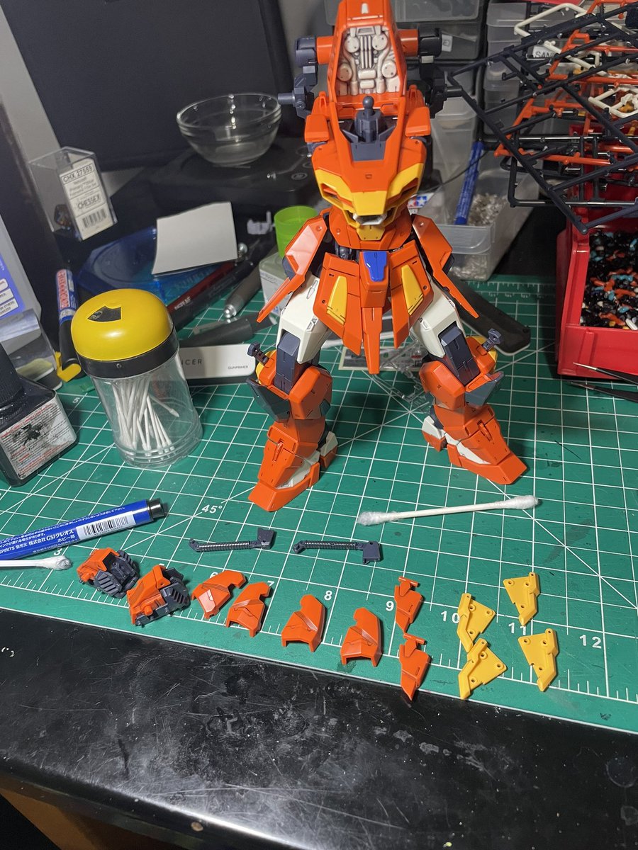 nigoki's tweet image. Some nights you think you’ll get a lot done and then only end up building some shoulder armor. Some stuff on FM Sword Calamity took a bit more time with fine panel lining and building in detail like boomerang handles, so the arms will have to wait a little longer.