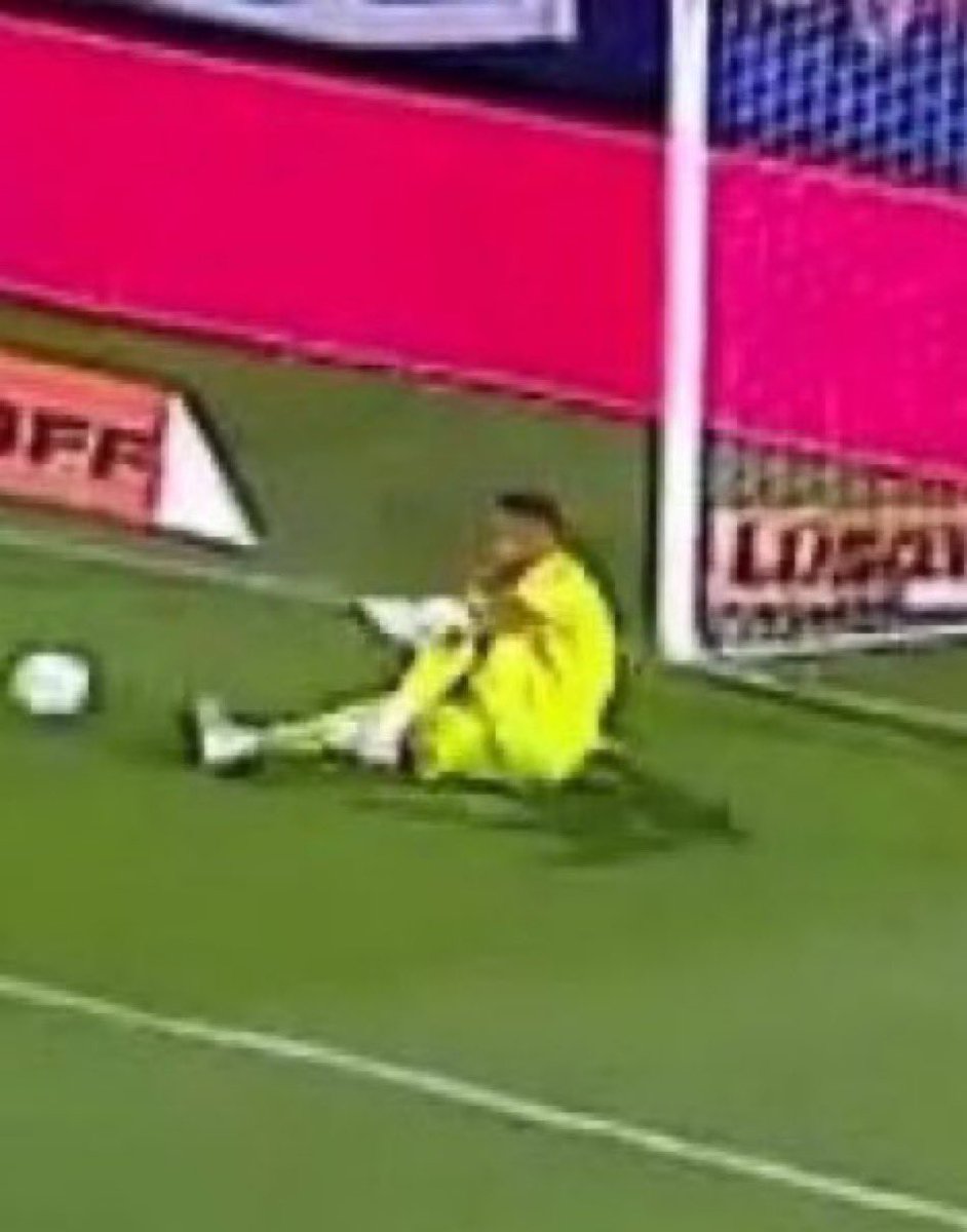 TermitoBostero's tweet photo. Me iba a reír de armanqui pero me acordé que el otro día mi arquero en uno de los goles se quedó sentado en el área pensando como fue tan gil https://t.co/wowtBgfhDT