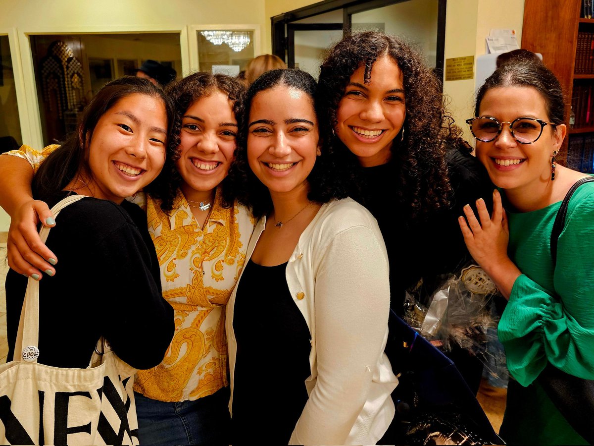 ChabadChevra's tweet photo. Diversity strengthens us. Together, we stand tall. 🌍👩‍🎓 Read how we empower our children to face adversity and celebrate their identity.
https://t.co/uE0BwUd832

#JewishBlackIdentity #CommunityMatters
#ProudJewishBlack
#heritage 
#resilience https://t.co/BLFXlg8m3B