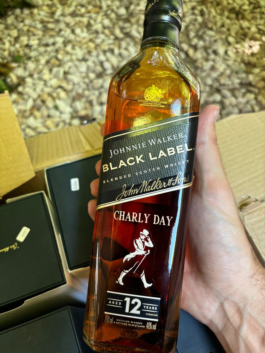 miguegranados's tweet photo. Juancito caminante nos hizo whiskys especiales para celebrar a Charly mañana. El black se comparte en la mesa, el elisir se lo encanuta el tano. https://t.co/D1U8TA5SKj
