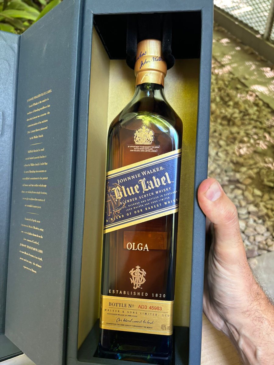 miguegranados's tweet photo. Juancito caminante nos hizo whiskys especiales para celebrar a Charly mañana. El black se comparte en la mesa, el elisir se lo encanuta el tano. https://t.co/D1U8TA5SKj