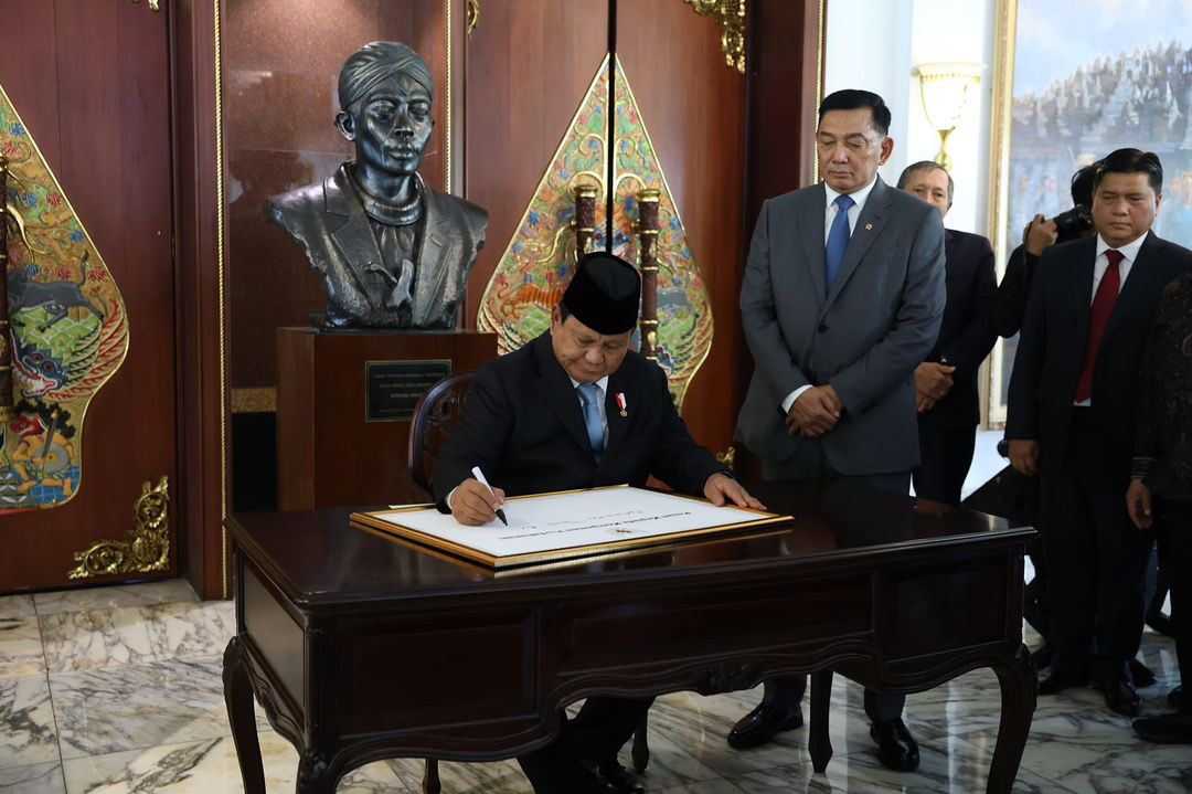 Setelah resmi mengemban amanah sebagai Presiden Republik Indonesia, saya melaksanakan lepas sambut di Kementerian Pertahanan. Selama 5 tahun terakhir, saya berkesempatan mengabdi dan bekerja di kementerian ini demi pertahanan bangsa. 

Saya percaya, Saudara Sjafrie Sjamsoeddin