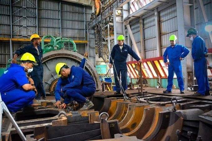 El aplauso de millones de cubanos para los trabajadores eléctricos que no descansan por el bien común. La Patria agradecida los contempla, orgullosa. Por nuevas hazañas #UnidosXCuba