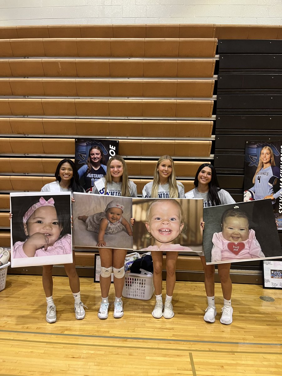 dgsvball's tweet photo. Andddd that’s a wrap on Senior Night!🤩 We 🩵 our seniors!!!! https://t.co/hNv4FYZ1Wc