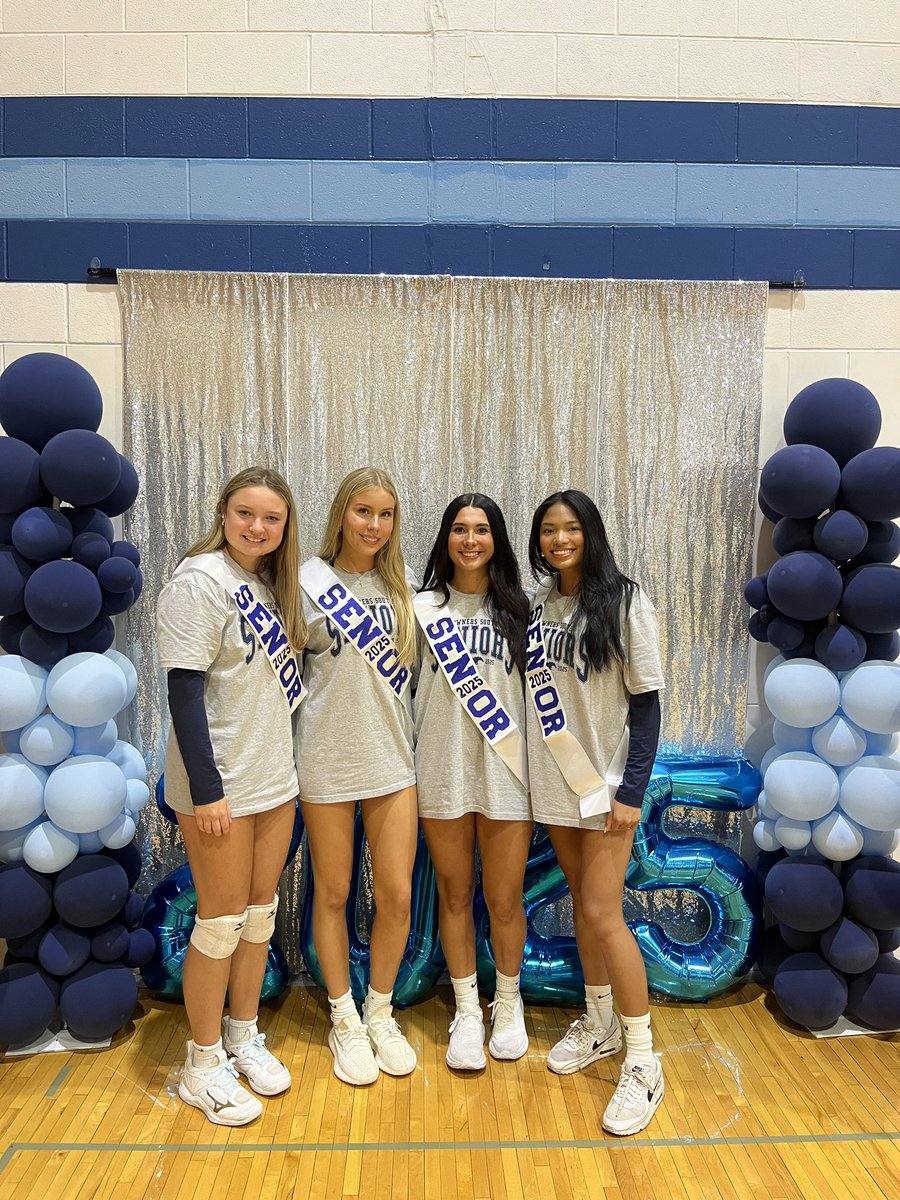 dgsvball's tweet photo. Andddd that’s a wrap on Senior Night!🤩 We 🩵 our seniors!!!! https://t.co/hNv4FYZ1Wc