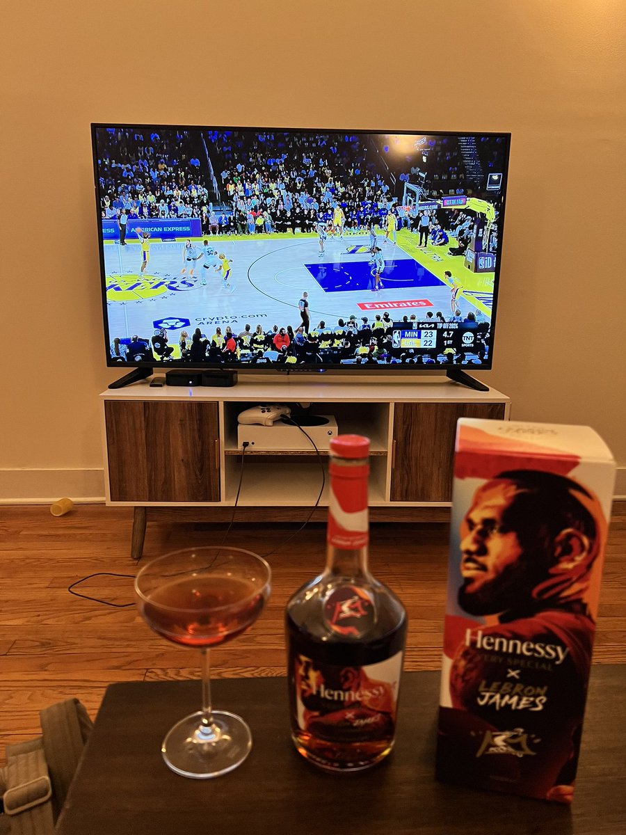 sandysally000's tweet image. I GOT THE KING INSIDE ME!!! The LeHennessey makin me feel some type a wayyyyy fr. Good 1Q by the cats out there. Knecht makin his debut rn, imagine he throw that lob to WooD 🤩🤩.
#roadto18 #fuckceltics #antbetta