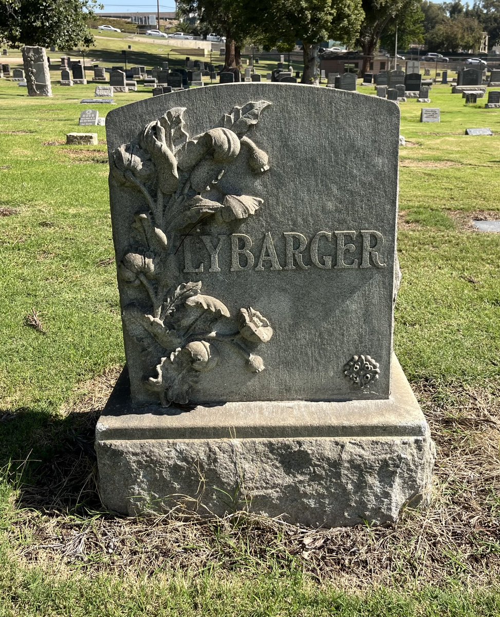 A photo from today’s visit to Sunnyside Cemetery in Long Beach, California. Day 22’s theme is Flowers for #31DaysOfGraves