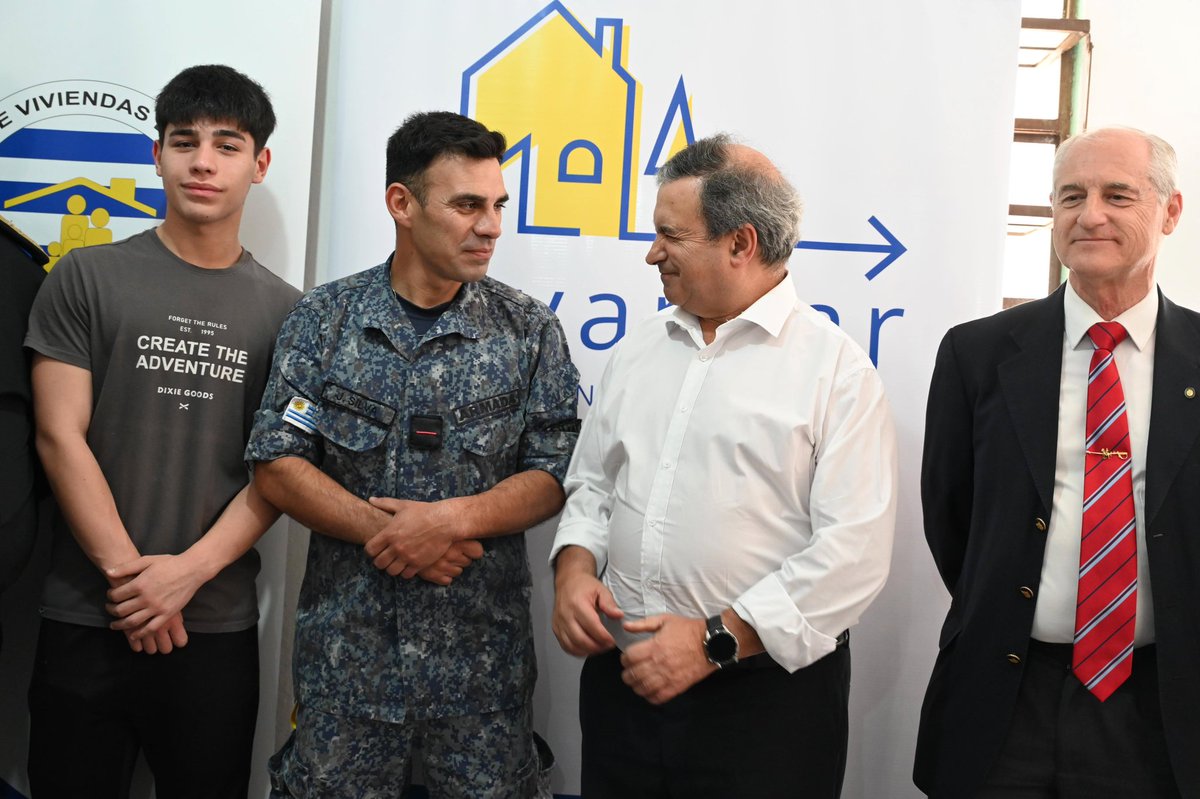 Mvot_Uruguay's tweet photo. Hoy, a través del #PlanAvanzar, se realizó la primera entrega de vivienda a personal del @MDN_Uruguay que habita en asentamientos, en el marco del convenio entre el MVOT y esta Institución. https://t.co/y91Pao4HcO