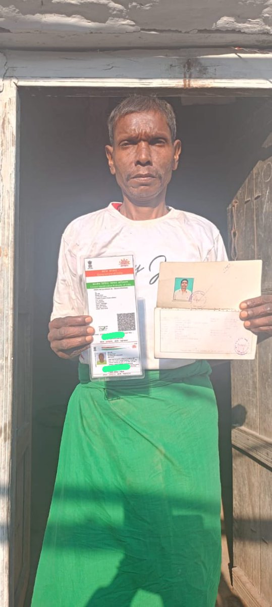 1/7 KYC torture: a case study.
Meet Bhola Oraon (village Kandra, Lohardaga). His name is correctly spelt ‘Bhola Oraon’ in his bank account but misspelt ‘Bhoula Oraon’ in his Aadhaar card. For this one-letter discrepancy, his bank account is frozen.
