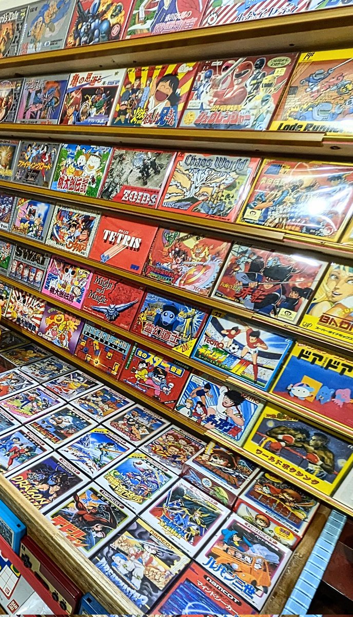 20fllVj7oe73w63's tweet photo. 最近のソフトのパッケージはCG、実写、アニメ調ですよね、進歩したなと。それらとFCのパッケージを比べると…違いますな明らかに。ファミコン信者だからかもですがなんか躍動感があるんですよ。このタイプの絵にしか出せない風味というか。クラシックカーっていいなみたいな。 https://t.co/51TC6YxkRn