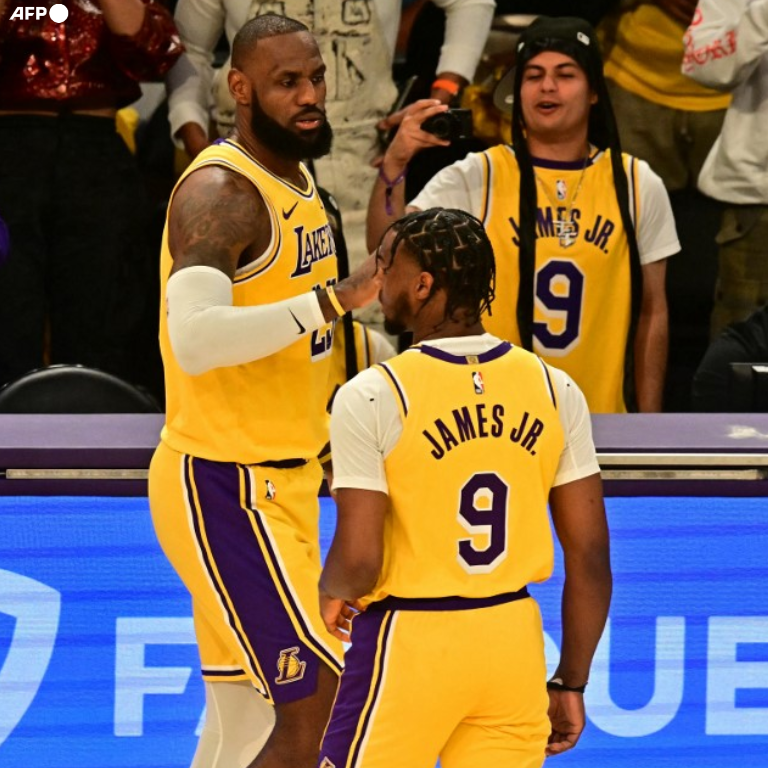 InvictosSomos's tweet photo. Un momento legendario en el deporte. Por primera vez en toda la historia, una dupla padre-hijo comparte cancha en un partido oficial de la NBA. Hoy sucedió en Los Ángeles. LeBron y Bronny. Bronny y LeBron. El sueño de la familia James se hizo realidad. LA FOTO DEFINITIVA.