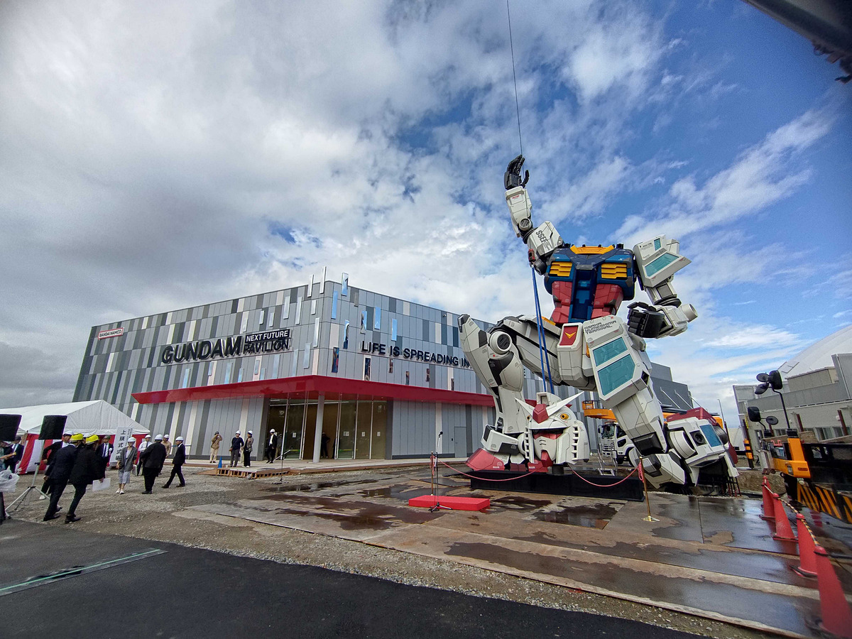 hobbywatch_jp's tweet image. 大阪・関西万博の「GUNDAM NEXT FUTURE PAVILION」実物大ガンダムの頭部がドッキング！　 hobby.watch.impress.co.jp/docs/news/1633… #ガンダムパビリオン