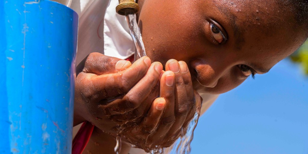 WorldVisionZamo's tweet image. Access to clean water and proper sanitation helps children stay healthy and in school. Through our School WASH programs, we’re providing safe and hygienic environments where children can thrive. A healthy child is a happy child! #SchoolWASH #HealthyLearning