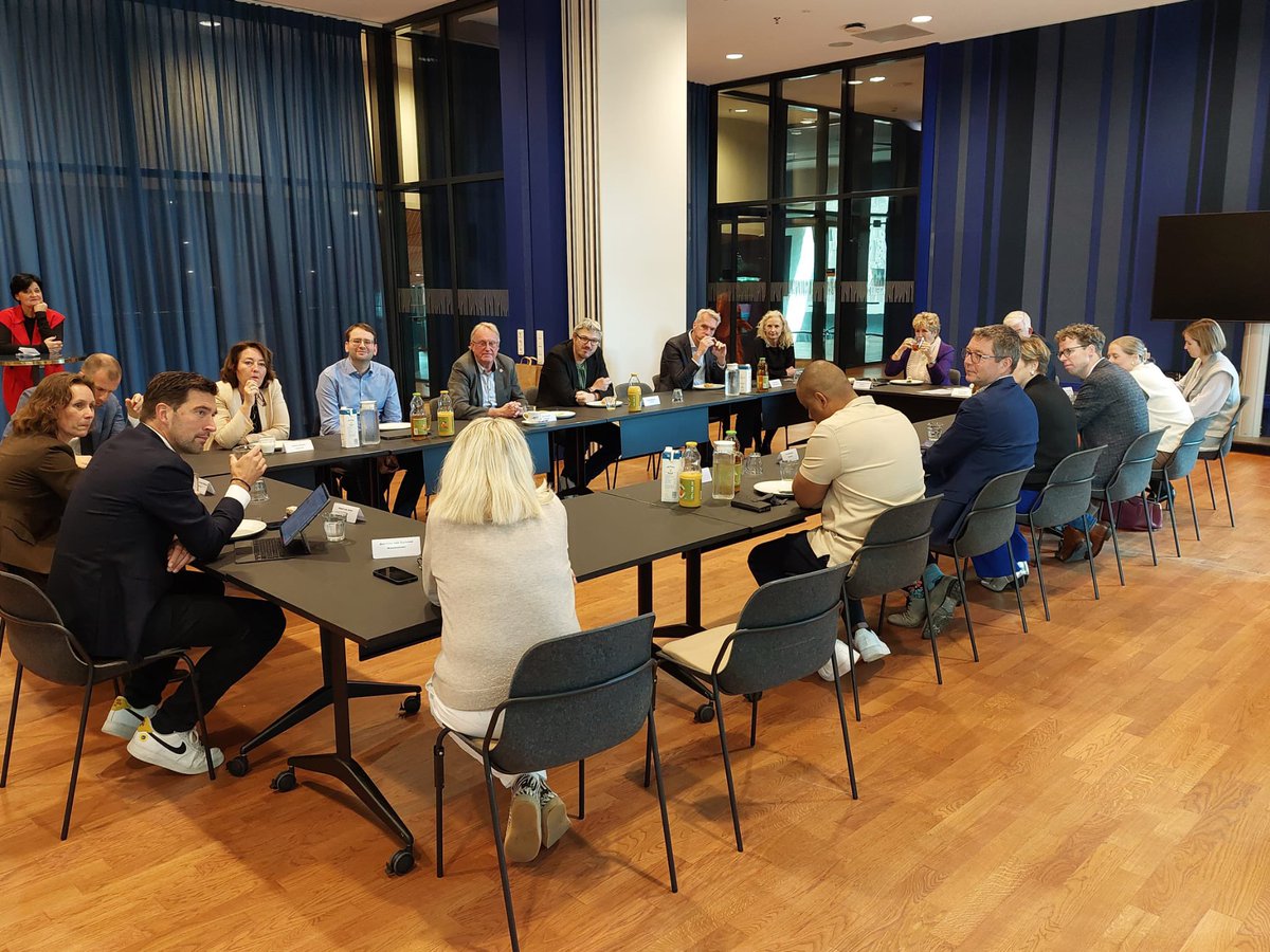 Robert van Asten (@rvanasten) on Twitter photo Altijd leuk Ć©n nuttig om met collegaās uit de regio te spreken. Gisteren kwam het College van <a href="/Midden_Delfland/">Gemeente Midden-Delfland</a> op bezoek in <a href="/amaredenhaag/">Amare - Den Haag</a>. De kracht van het prachtige groene landschapš± en de Hofstad š biedt nog vele kansen voor onze inwoners! #haaglanden Altijd leuk Ć©n nuttig om met collegaās uit de regio te spreken. Gisteren kwam het College van <a href="/Midden_Delfland/">Gemeente Midden-Delfland</a> op bezoek in <a href="/amaredenhaag/">Amare - Den Haag</a>. De kracht van het prachtige groene landschapš± en de Hofstad š biedt nog vele kansen voor onze inwoners! #haaglanden