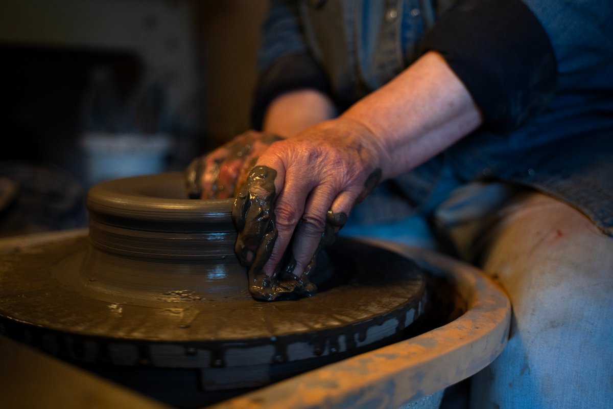 À #LaBorne, petit hameau du Cher, les fours fonctionnent jour et nuit pour cuire la #céramique de #grès. Pour <a href="/TribuneDimanche/">La Tribune Dimanche</a>, je vous emmène où s'unissent l'eau, la terre et le feu. #grandsfeux latribune.fr/regions/centre…