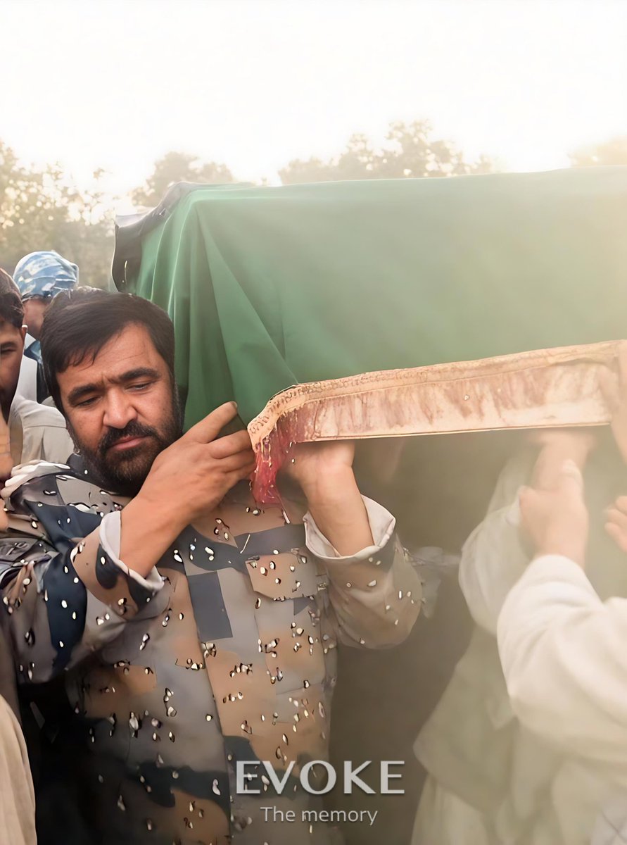 دقیق سال2020بود ، با وجود اینکه شناخت دقیقی از فرمانده گارد نداشتم، اما با دیدن این تصویر، شهامت او برایم حیرت‌انگیز شد. این تصویر گویای شجاعت و اراده‌ای است که در کلمات نمی‌گنجد. به همین دلیل بود که این عکس به عنوان تصویر سال انتخاب شد؛ تصویری که بیش از هزاران واژه سخن می‌گوید.