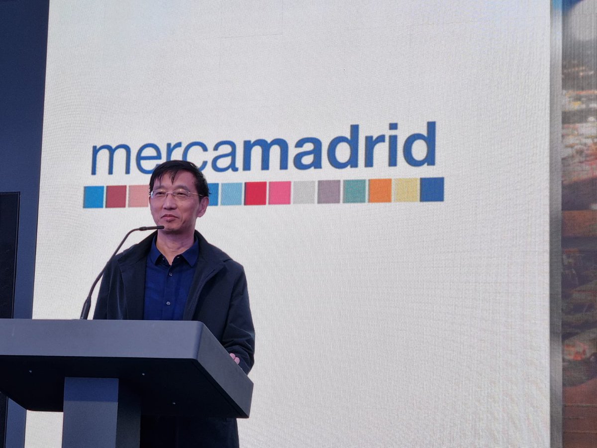 mercamadrid_hoy's tweet photo. 🆙Hoy hemos recibido la visita de una delegación de mercados mayoristas de China 🇨🇳 , liderados por Mr. Ma Zengiun, Chairman de Cawa, la asociación que aglutina los mercados mayoristas chinos, y miembro de la directiva de la @WUWMarkets 

👍🏻Gracias a @ICEX_ por promover esta actividad que dinamiza y pone en valor el trabajo de los mercados mayoristas 

🤝Ha sido un placer recibir vuestra visita y compartir una mañana de mercado