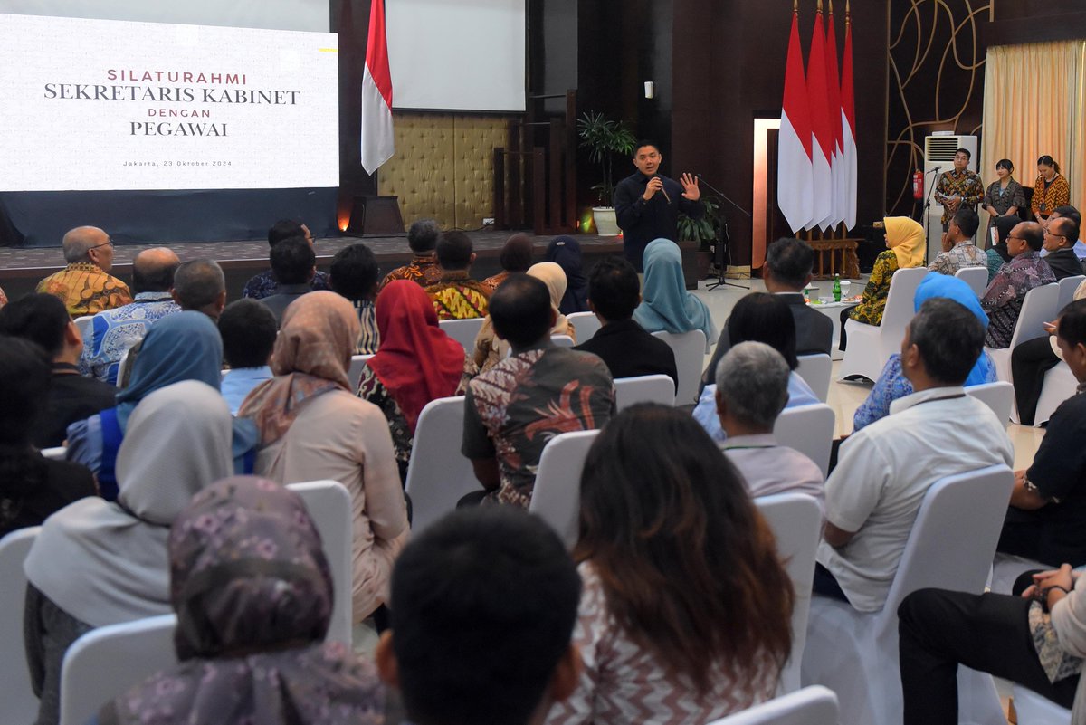 setkabgoid's tweet photo. Sekretaris Kabinet Teddy Indra Wijaya melakukan silaturahmi dengan pejabat/pegawai di lingkungan Sekretariat Kabinet, di Aula Gedung III Kemensetneg, Jakarta, pada Rabu (23/10/2024).
#InfoSetkab https://t.co/FvCZg8gAQW