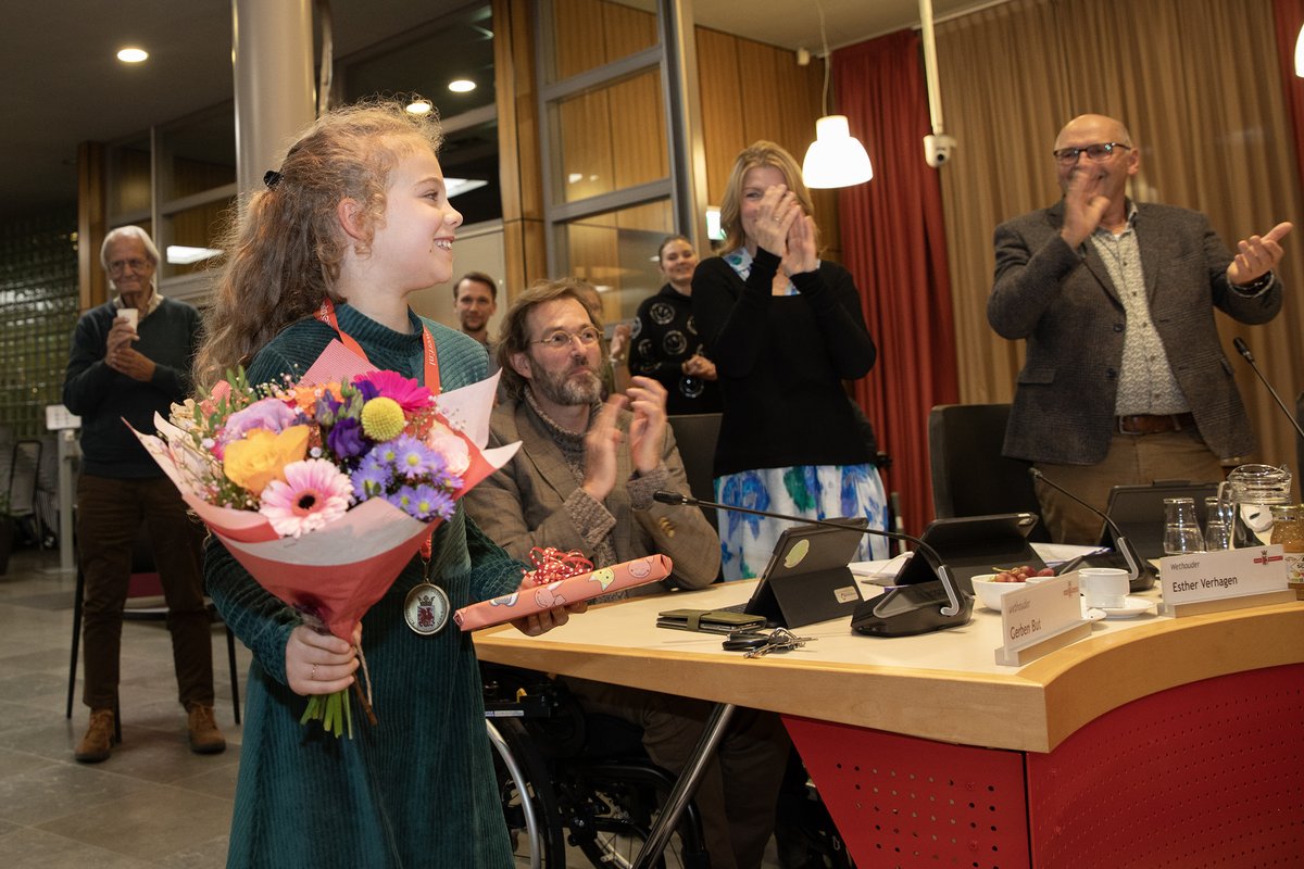 Kinderburgemeester Thirsa is officieel geïnstalleerd tijdens de raadsvergadering. Ze krijgt een ceremoniële rol en haar eerste taak is het ontwerpen van haar ambtsketen. Thirsa gaat binnenkort onder andere mee met burgemeester @jackwerkman naar de intocht van Sinterklaas.