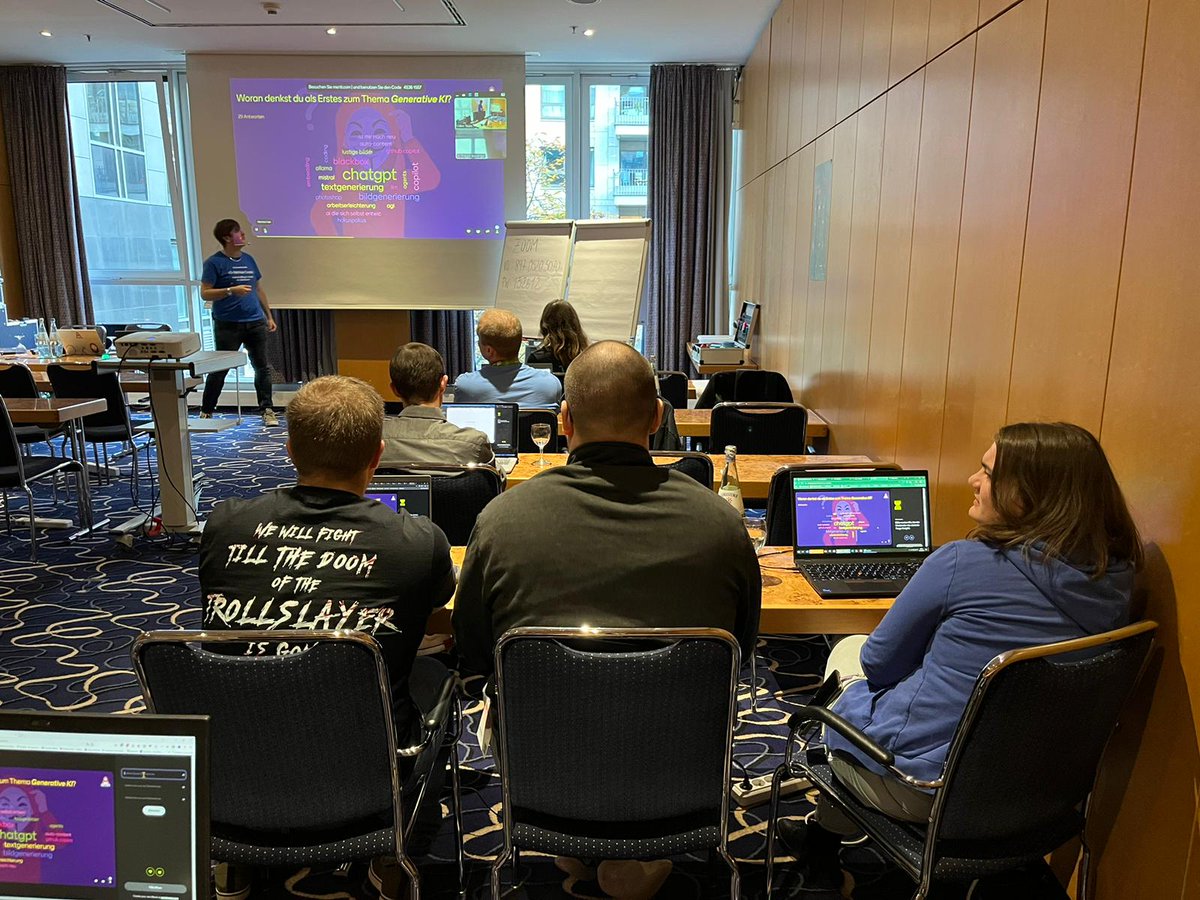 JS_Days's tweet photo. Neuer Tag: @basti_springer zeigt 10 Node.js APIs, @christianliebel Angular-Apps mit Generative AI . @BFreakout mit Azure OpenAI, Bennett Dams und React Server Components, @tim_honermann &amp; @FabianGosebrink zeigen NgRx 💡 https://t.co/O9lRmWSWq0