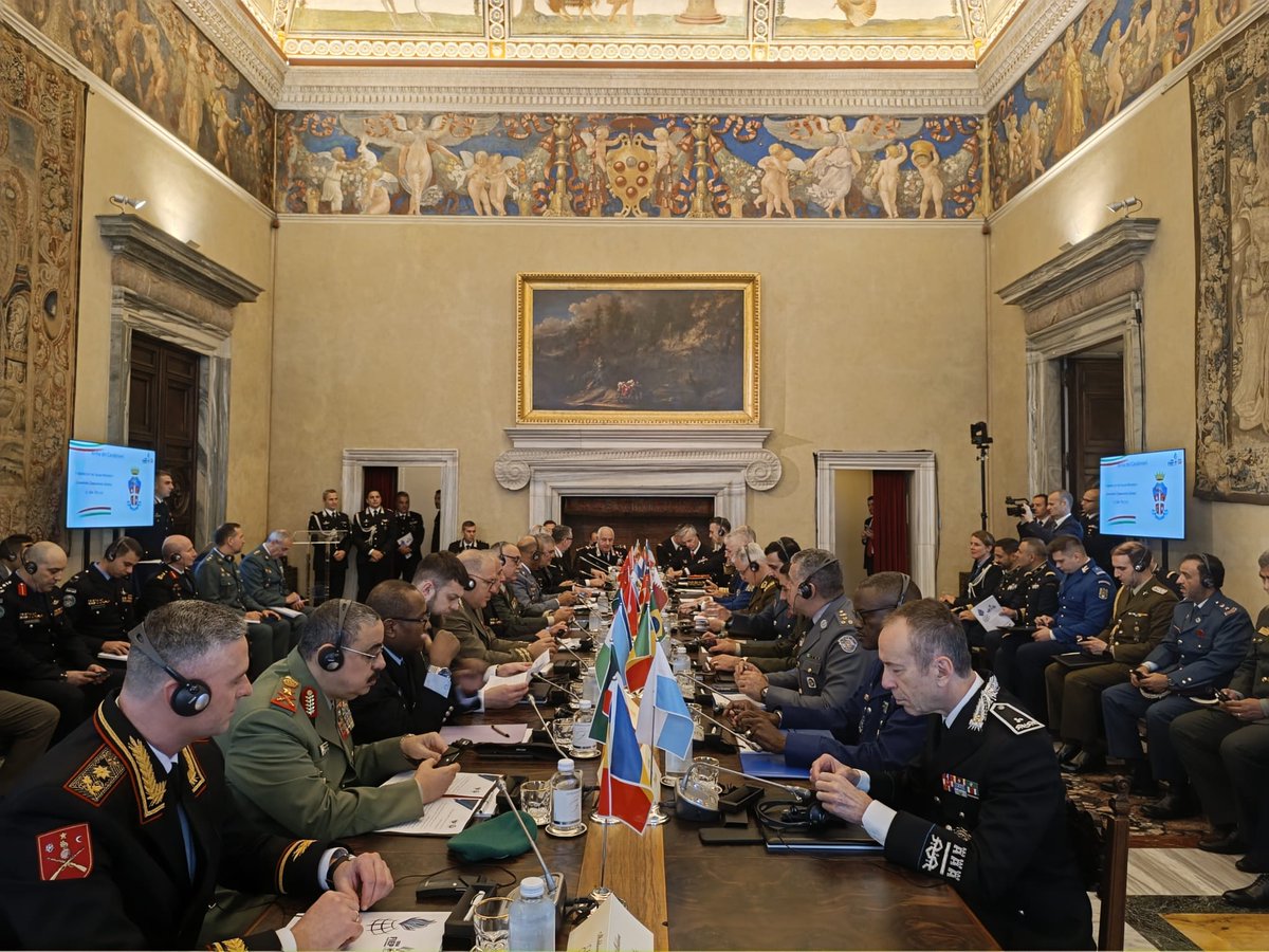_Carabinieri_'s tweet photo. Prende avvio il Summit 2024 dell’Associazione Internazionale delle Gendarmerie e delle Forze di Polizia a statuto militare #FIEP. Saluto alle delegazioni presenti da parte del Com. Gen. #Carabinieri Teo Luzi. 
Live Streaming: ➡️ https://t.co/0KDE3L0dAo https://t.co/tqCTTBlDfN