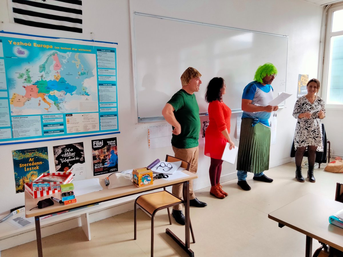 🏝️Simulation globale pour les stagiaires avec un scénario cadre qui leur permet de créer un univers de référence et de l’animer de personnages en interaction. Un exercice permettant de simuler toutes les fonctions du langage.  

#Stumdi #breton #LangueBretonne #formation
