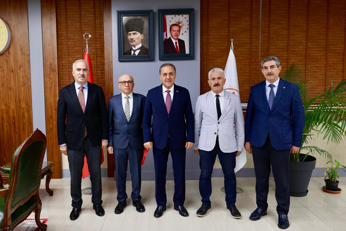 Posta ve Telgraf Teşkilatı’nın 184. kuruluş yıldönümü münasebetiyle PTT Başmüdürü Abdullah Taşdelen ve beraberindeki heyet, Valiliğimizi ziyaret etti. Tam 184 yıldır milletimize hizmet götüren, iletişimin ve kargonun kalbi olan PTT’nin 184. kuruluş yıl dönümünü kutluyorum.